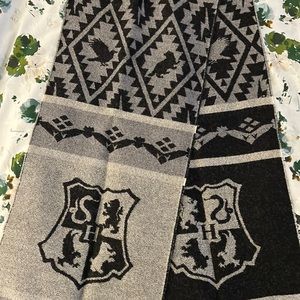 PB teen Harry Potter Hogwarts scarf
